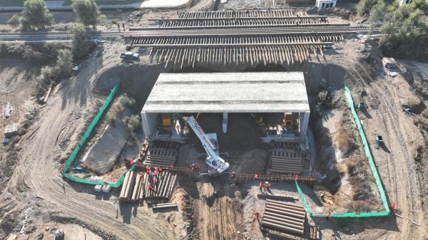 传金所配资 沈阳市开发二十一号路涉铁框构桥工程正式顶进