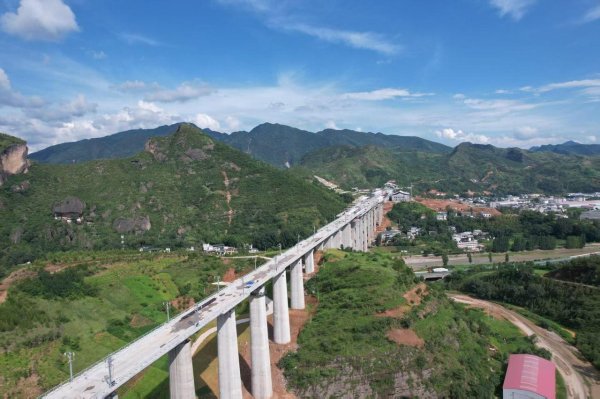 华泰配资 西十高铁湖北段2标三分部无砟轨道施工全部完成